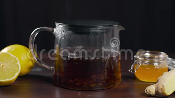 热红茶是在玻璃茶壶中冲泡的维生素茶与柠檬生姜和蜂蜜一起饮用以防生病热视频的预览图