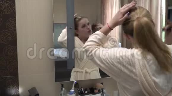 穿着睡衣在镜子前的金发美女视频的预览图