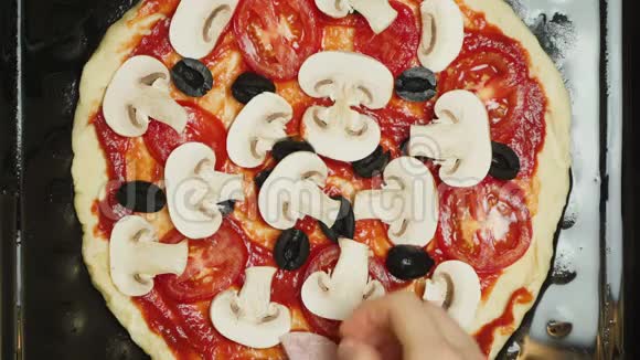 厨房用蘑菇制作比萨饼视频视频的预览图
