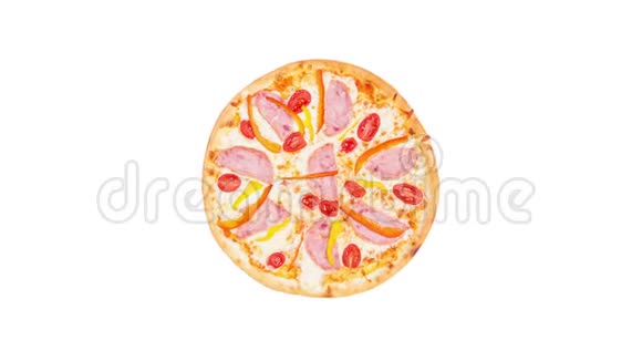 旋转比萨饼与火腿甜椒和西红柿分离在白色背景顶部视图视频的预览图