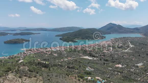 空中无人驾驶飞机俯瞰Vlichos湾和Nidri镇Lefkada希腊视频的预览图