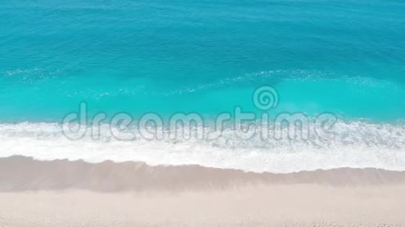 空中无人机在空沙滩上的海浪视野视频的预览图