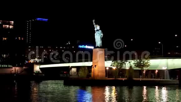 自由女神像Replica附近的船只交通法国巴黎视频的预览图