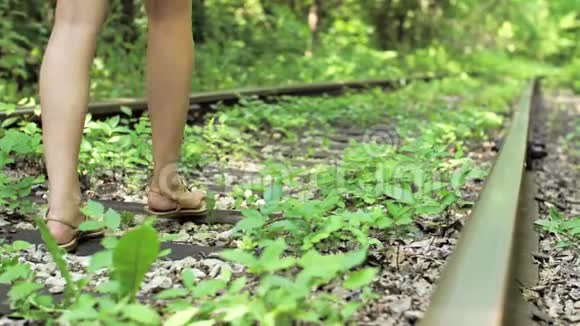 在森林里迷路了女孩独自走在铁轨上视频的预览图
