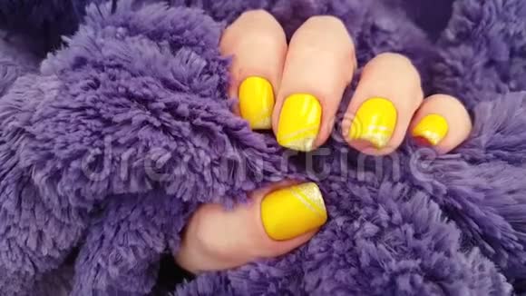 女性手黄指甲优雅的皮毛慢动作时尚视频的预览图
