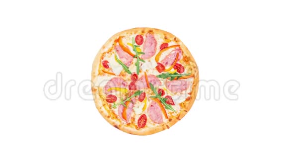 旋转比萨饼与火腿甜椒鲁科拉西红柿和冰山生菜分离在白色背景顶部视图视频的预览图