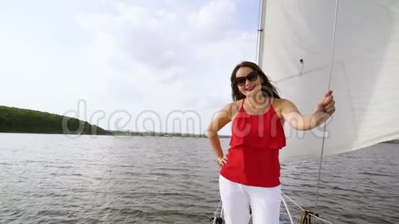 穿着夏装享受帆船航行的女人视频的预览图