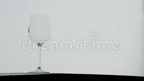 红藤倒在玻璃杯里视频的预览图