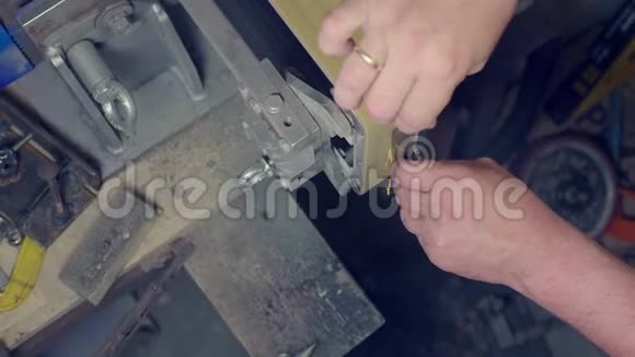 工人在磨料机上制造带有火花的刀刃自己动手视角高视频的预览图