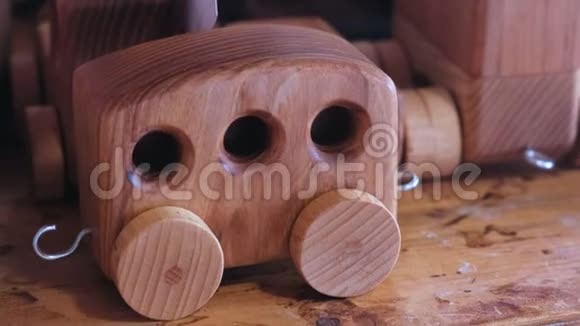 车间桌子上的木制玩具汽车拖车视频的预览图