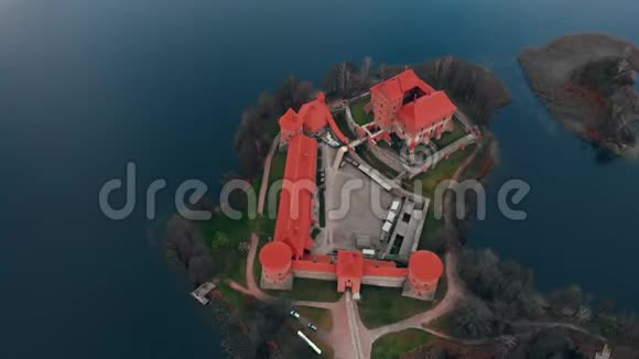 立陶宛特拉凯特拉凯岛城堡上方的鸟瞰图视频的预览图
