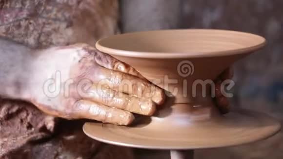 用陶轮制作手工陶器视频的预览图