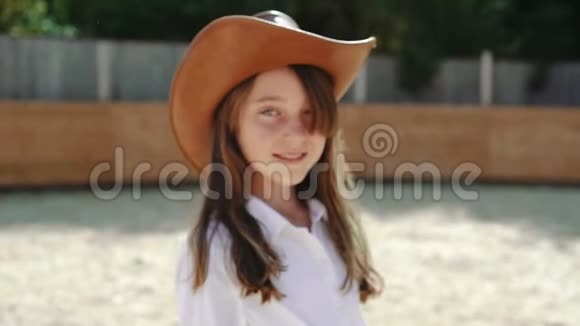 快乐女孩的肖像看着马区的摄像机4K视频的预览图