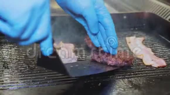 在煎面上放一只火腿时用特写的烤汉堡包视频的预览图