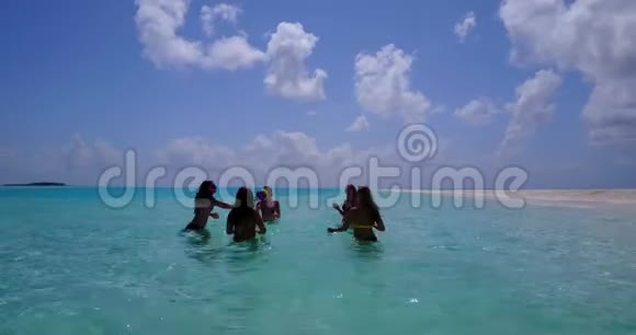 V08430组5名年轻女子在阳光岛白沙碧海天海水上进行空中无人机球拍视频的预览图