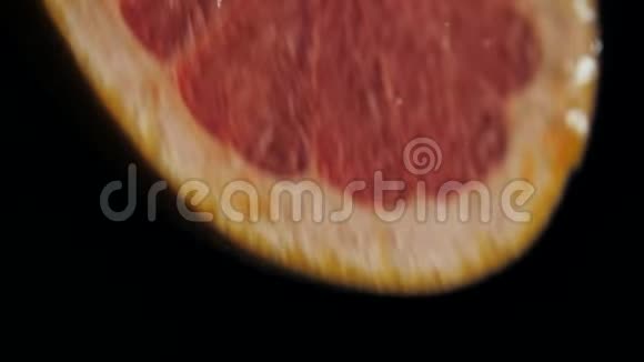 新鲜葡萄柚在水中跳水慢动作视频的预览图