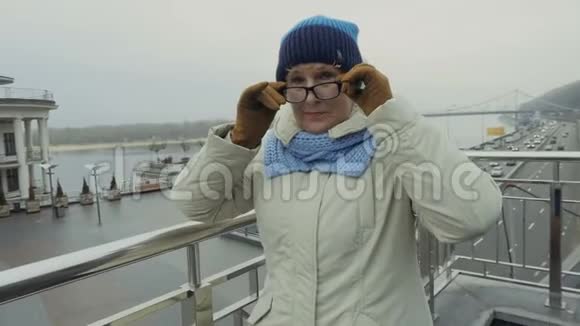 戴眼镜的老年妇女视频的预览图
