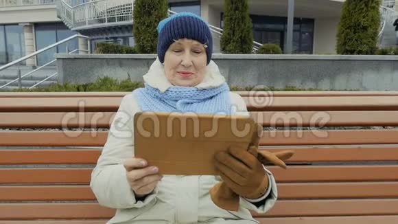 一位老年妇女在平板电脑上完成视频通话视频的预览图