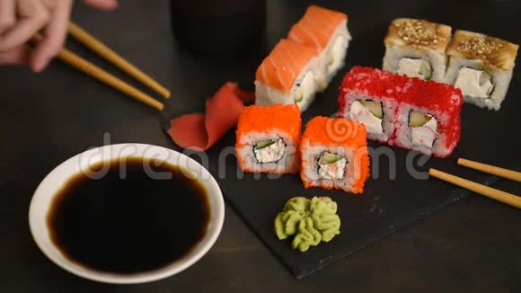 寿司卷和生鱼片放在黑色塑料盒子里视频的预览图