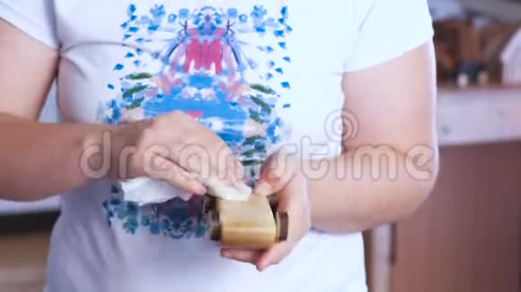 女人用油盖在车间里的木制玩具机上特写双手视频的预览图