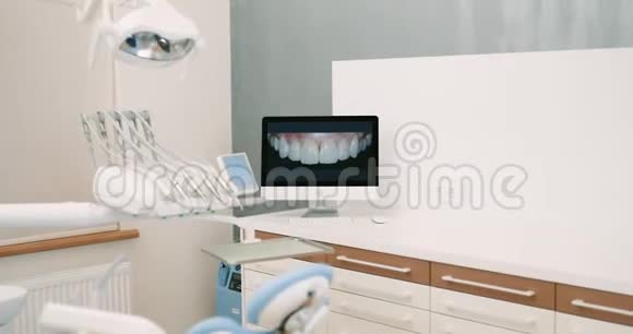 牙科手术室充满现代化设备视频的预览图