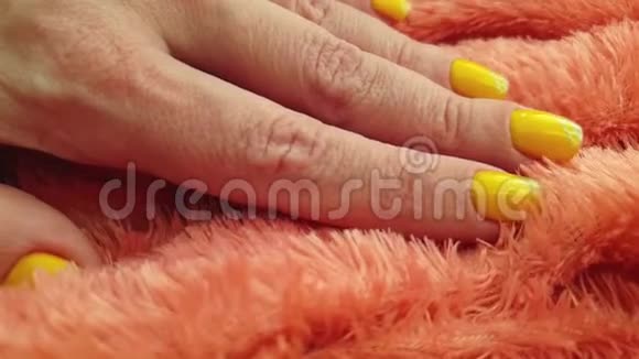 女性手黄颜色指甲毛慢动作视频的预览图