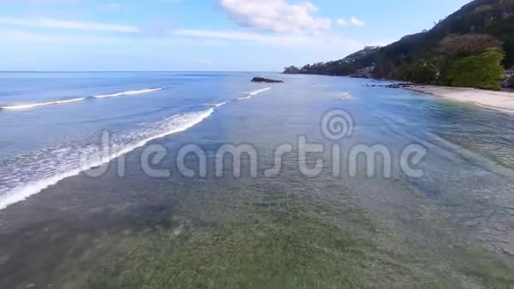 塞舌尔马河岛博瓦隆海滩和岩石的鸟瞰图4视频的预览图