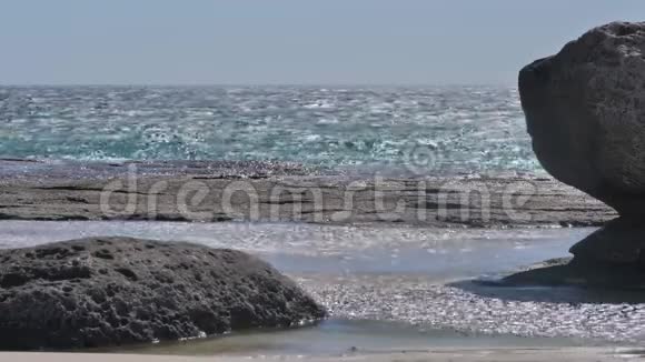 晴天岩石和大海的全景图视频的预览图