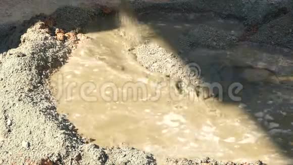 铲子用水泥做混凝土视频的预览图