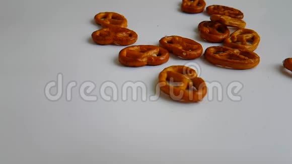 饼干是咸的瀑布慢镜头拍摄视频的预览图