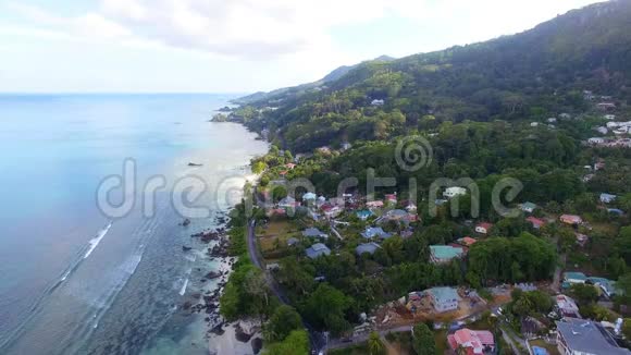 塞舌尔马河岛博瓦隆海滩的鸟瞰图3视频的预览图