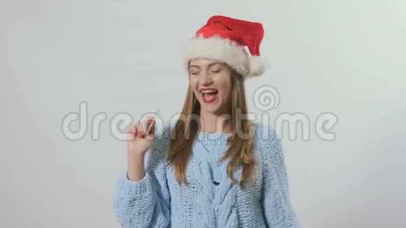 圣诞老人帽子上的漂亮女孩白色背景的信用卡视频的预览图