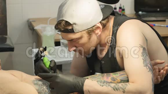专业的纹身师正在人的手上做纹身视频的预览图