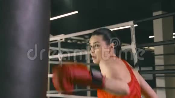 年轻女子打拳击袋视频的预览图