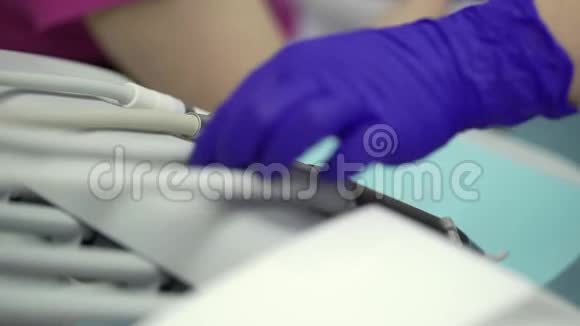 牙医带着仪器视频的预览图