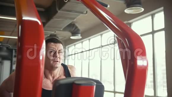 强壮的男人在健身房锻炼视频的预览图