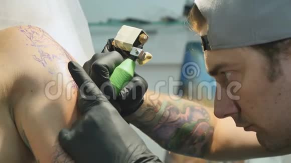 在男人手上做纹身过程视频的预览图