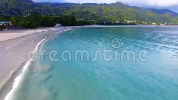 塞舌尔马河岛博瓦隆海滩的鸟瞰图4视频的预览图
