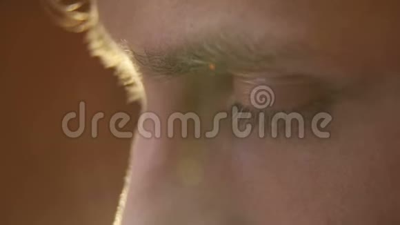 一个留胡子的纹身大师的脸视频的预览图