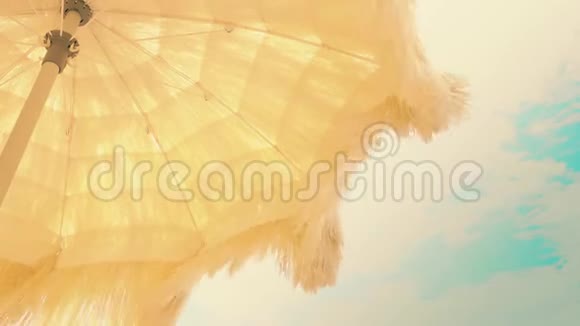 黄色的沙滩伞在天空中挥舞着条纹视频的预览图