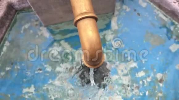水从喷泉中的青铜龙头流出视频的预览图