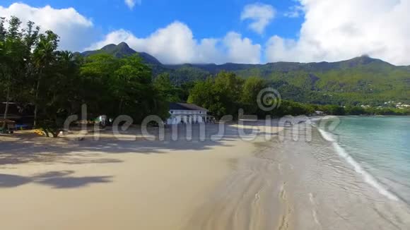 塞舌尔马河岛博瓦隆海滩的鸟瞰图9视频的预览图