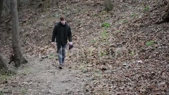 好斗的年轻人独自走在森林里对生活感到烦恼失望视频的预览图