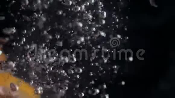 圆圆的新鲜多汁的葡萄柚切片投入透明的水中爆炸惊人的飞溅水下高速视频的预览图