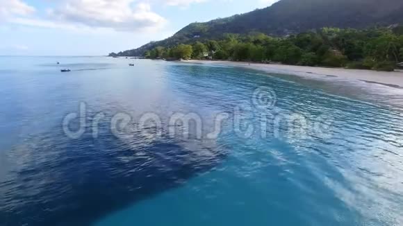 塞舌尔马河岛博瓦隆海滩的鸟瞰图6视频的预览图