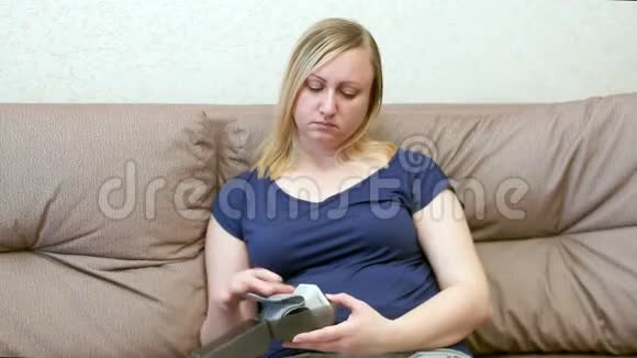 一个女人在家里自己测量血压一个血压监视器视频的预览图