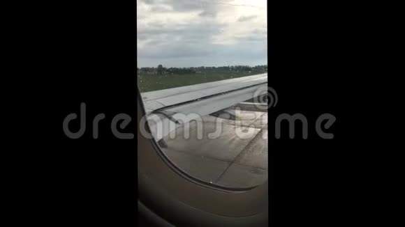 从舷窗看飞机起飞了视频的预览图