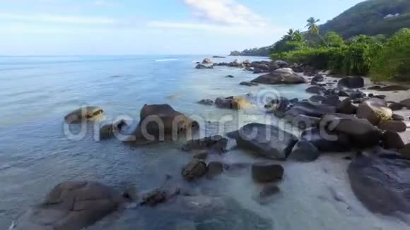 塞舌尔马河岛博瓦隆海滩和岩石的鸟瞰图2视频的预览图