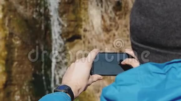 山里的旅行者摄影师视频的预览图