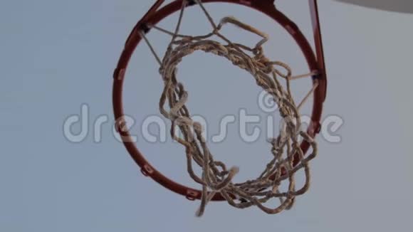 篮球篮圈和球进了一球视频的预览图